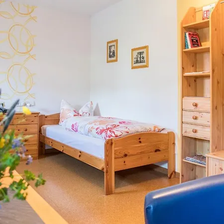 & Am Rennsteig Konukevi Spechtsbrunn