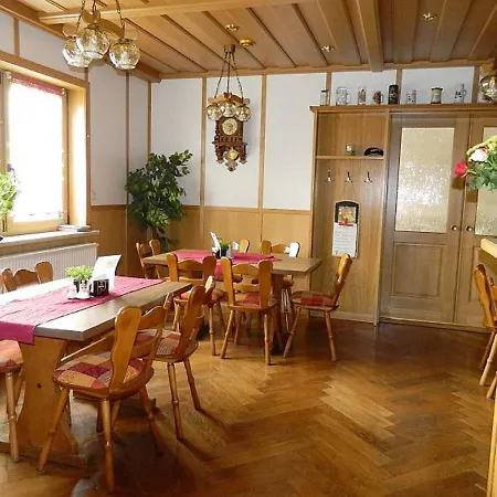 & Am Rennsteig Pensión Spechtsbrunn