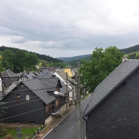 & Am Rennsteig Konukevi Spechtsbrunn