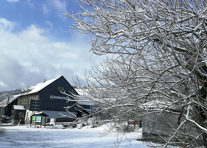 & Am Rennsteig Konukevi Spechtsbrunn